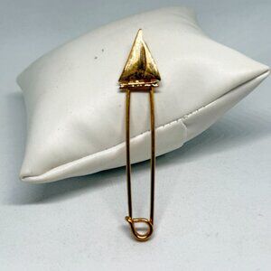 Vintage Gold tone safety pin type brooch with sailboat